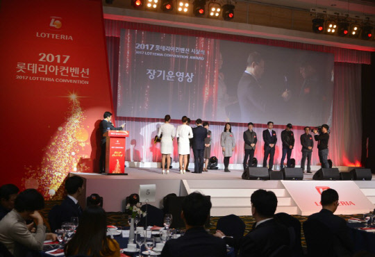 롯데리아는 지난 24일 서울 잠실 롯데호텔 크리스탈 볼룸에서 전국 가맹점주 초청 행사인 '2017 롯데리아 컨벤션'을 진행했다. 이날 행사에서 장기 운영점주들이 감사패를 전달받고 있다. <롯데리아 제공>